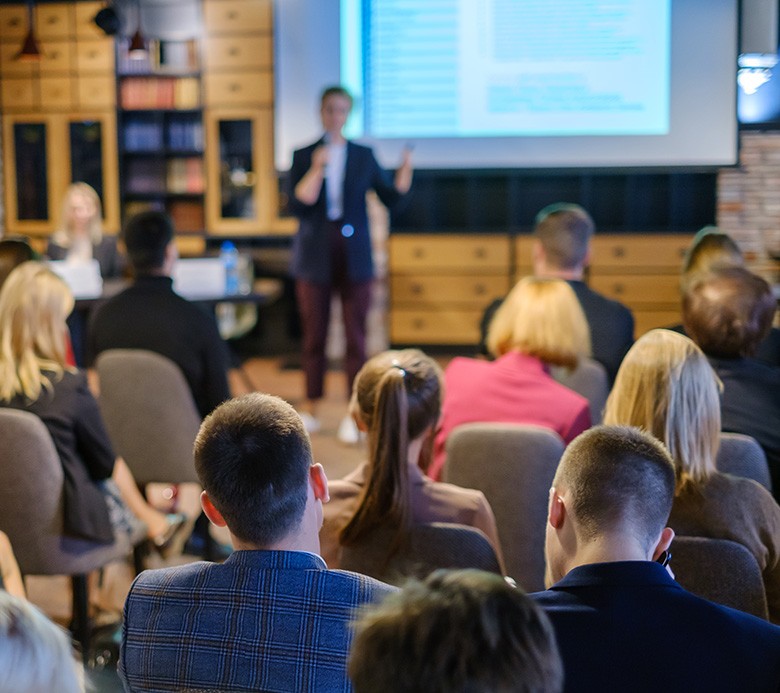 La audiencia escucha a un ponente durante un taller en una sala de conferencias.